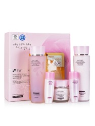  3W FLOWER Набор уходовой косметики увлажняющий FLOWER EFFECT EXTRA MOISTURIZING SKIN CARE 3 SET
